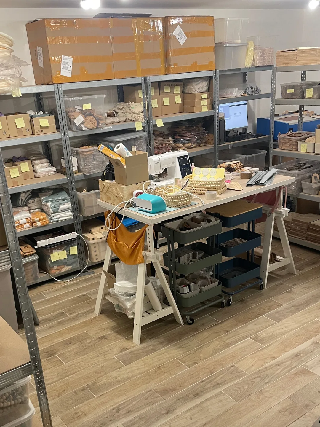 Étagères de stock et poste de couture dans l’atelier