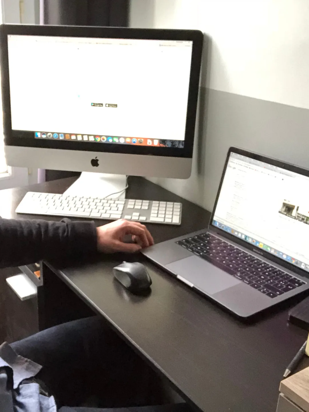 Bureau des débuts en e-commerce, avec un iMac et un MacBook