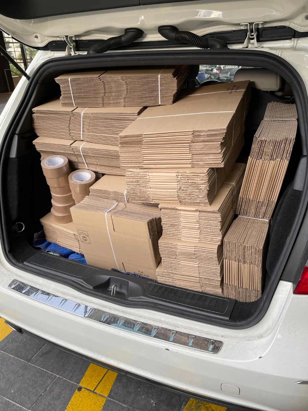 Le coût réel d’un colis : ce que personne ne compte Le réapprovisionnement en cartons : un coffre entier, payé d’avance, qui prend de la place et de la trésorerie avant la moindre vente. C’est la ligne budgétaire que personne n’anticipe en se lançant.