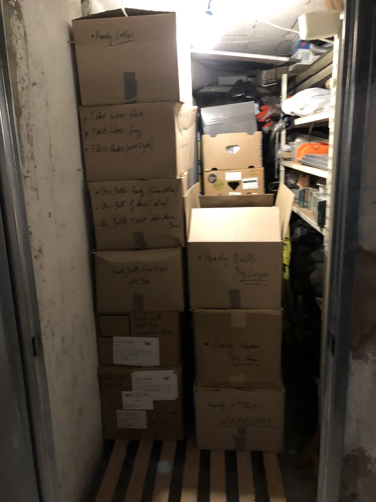 Cave, stock de vêtements, inventaire au marqueur