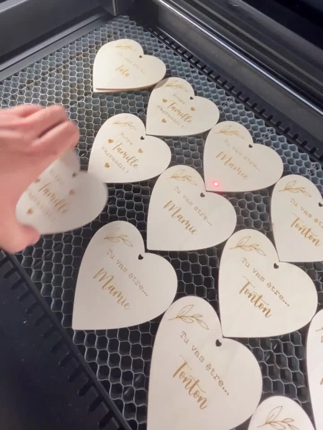 Cœurs gravés personnalisés « mamie » et « tonton » pour une annonce de grossesse