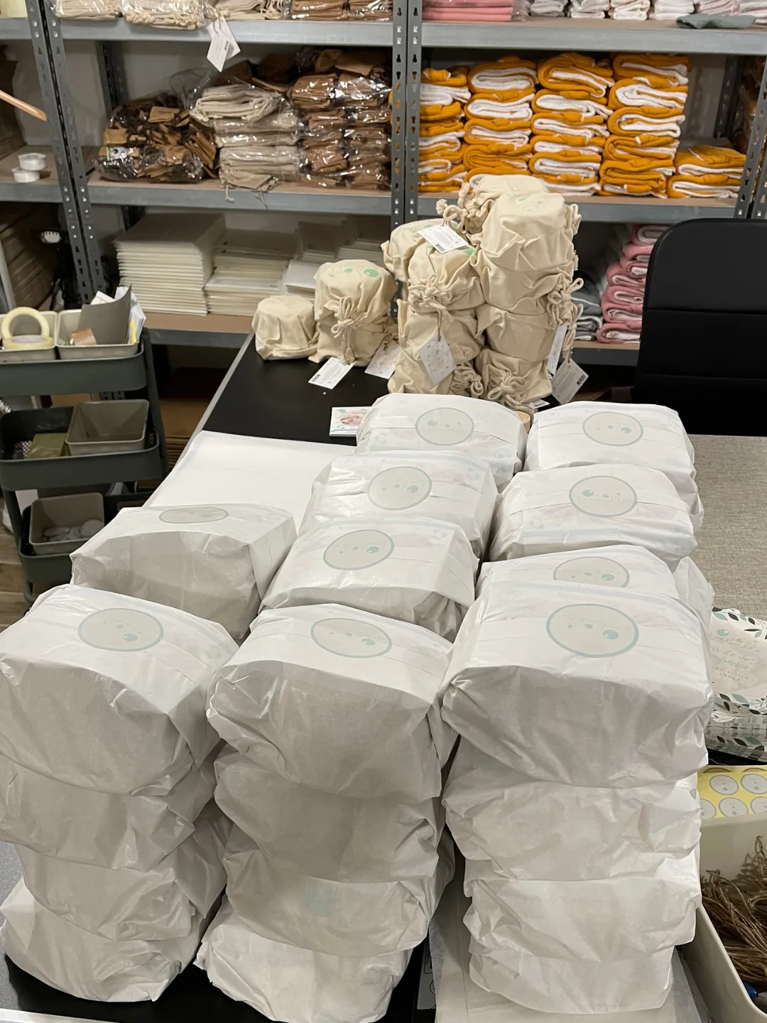Colis emballés au papier de soie, prêts pour l’expédition