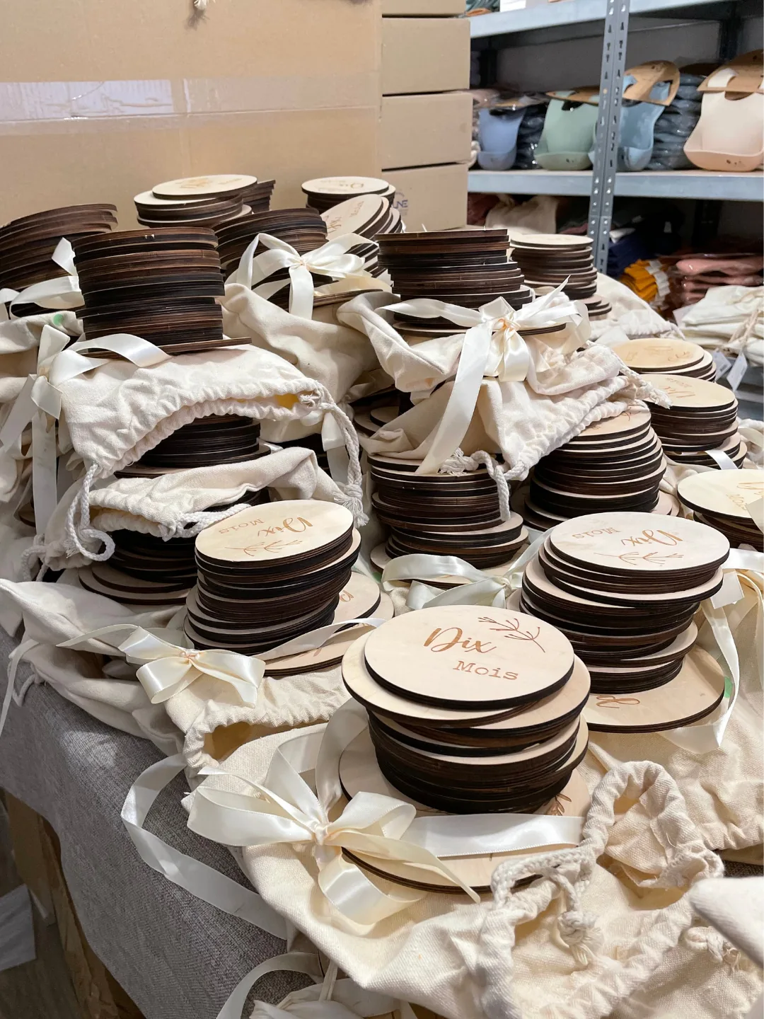 Disques en bois gravés des étapes de bébé, en stock dans l’atelier