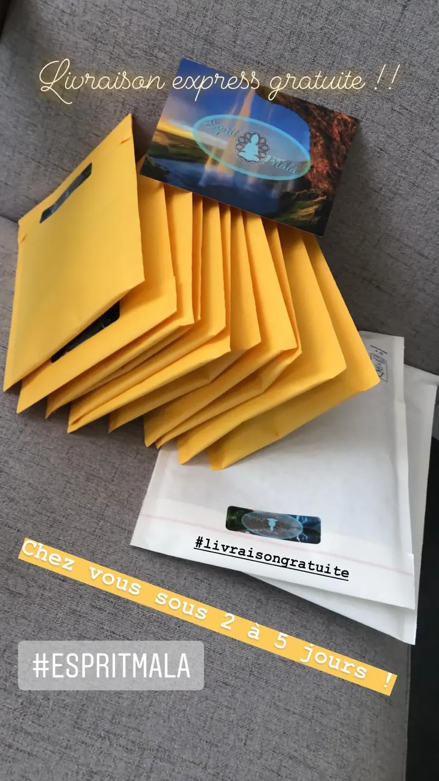 Enveloppes à bulles avec stickers de la marque, prêtes à expédier