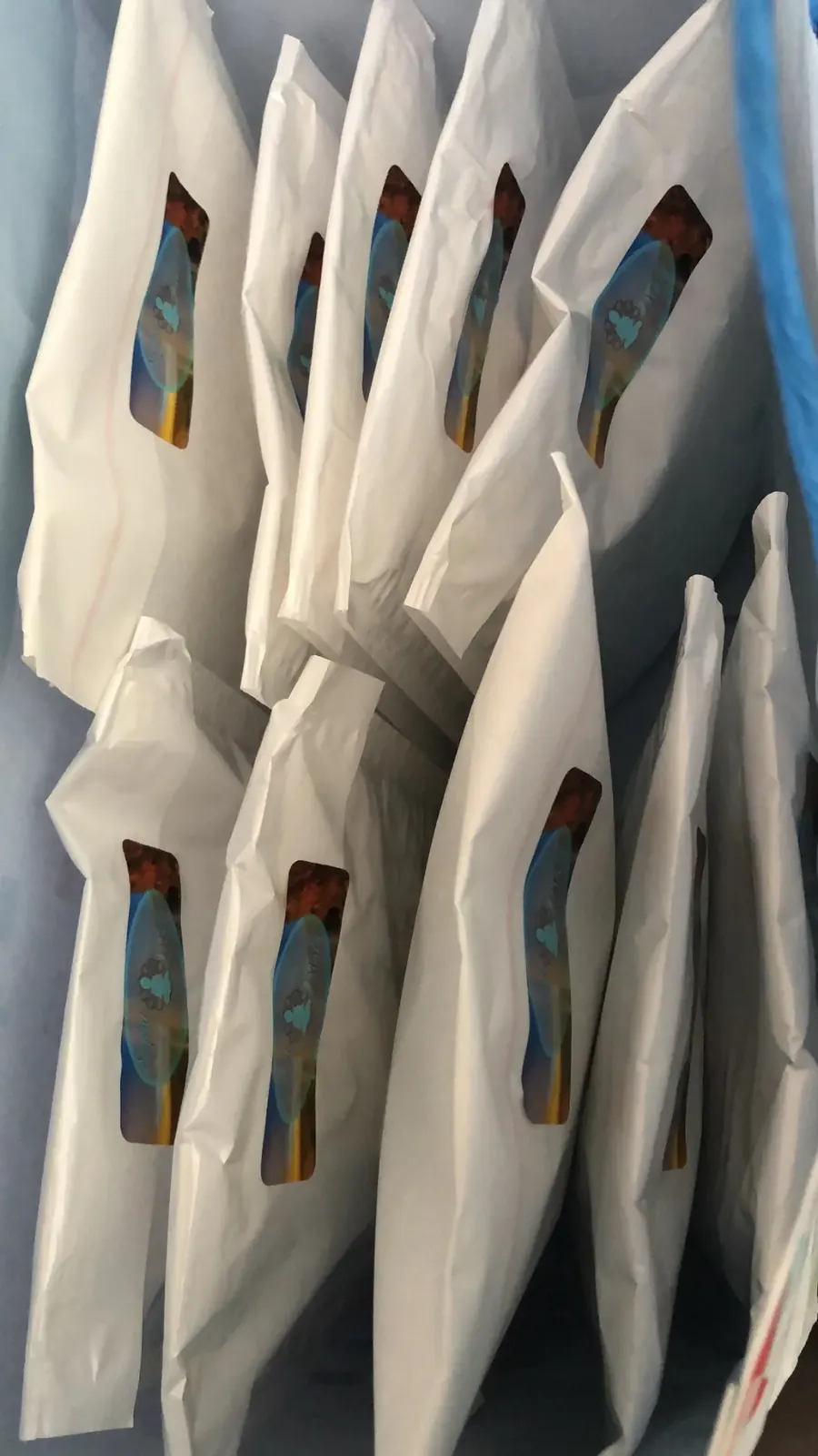 Pochettes d’expédition blanches fermées avec un sticker