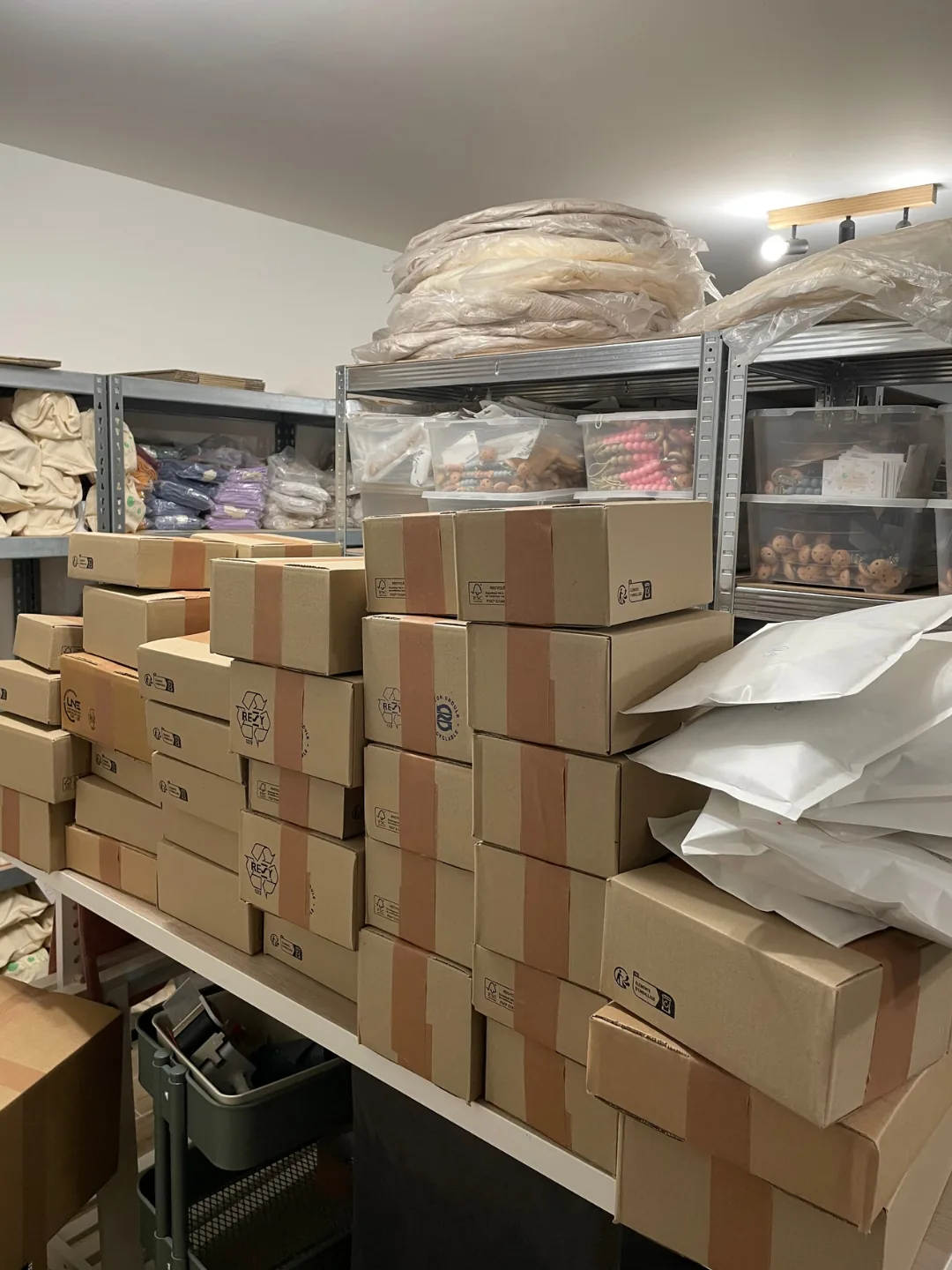 Étagères de stock de matière première dans l’atelier