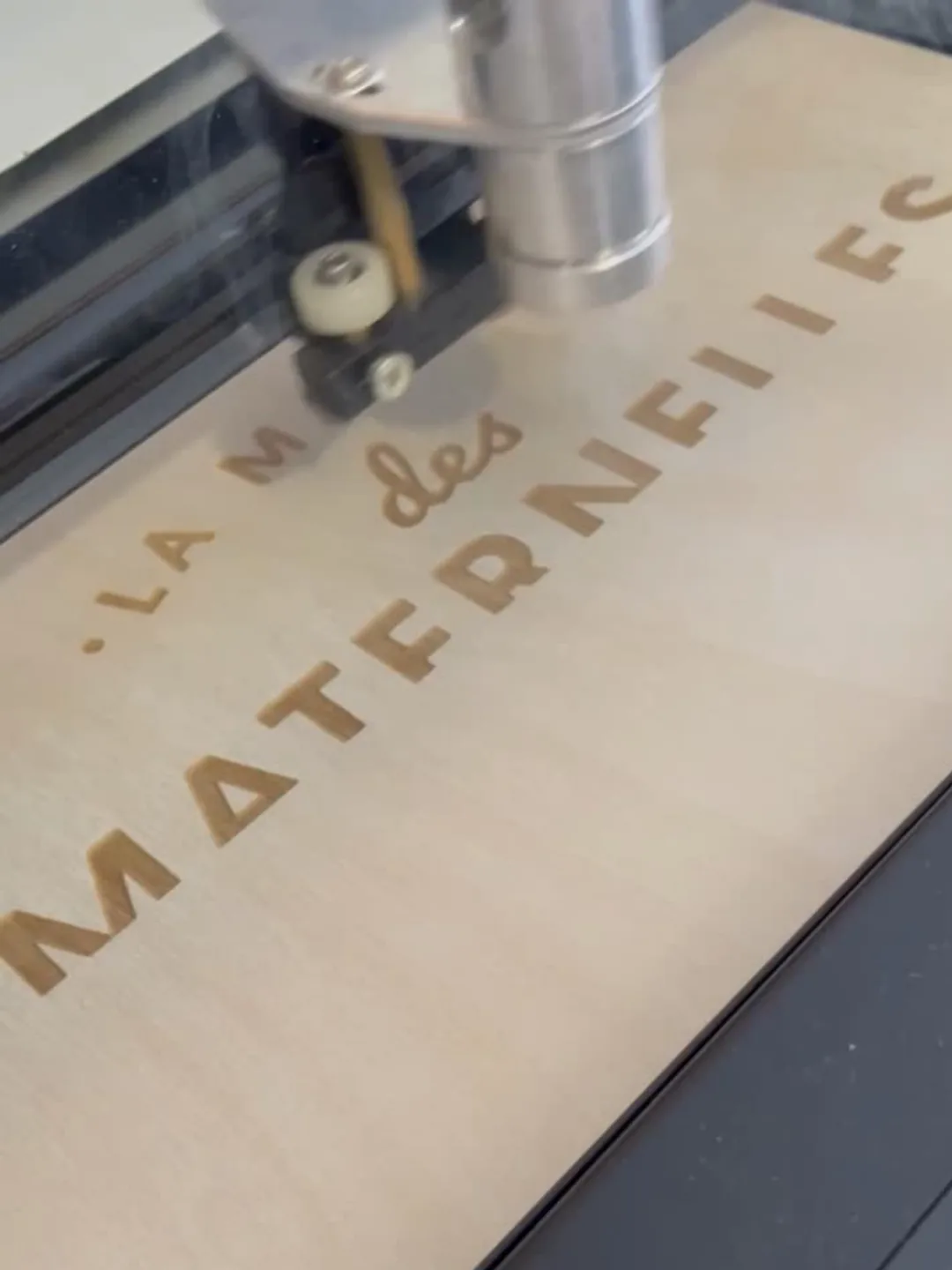 Gravure laser d’une plaque de bois au nom d’une émission de télévision