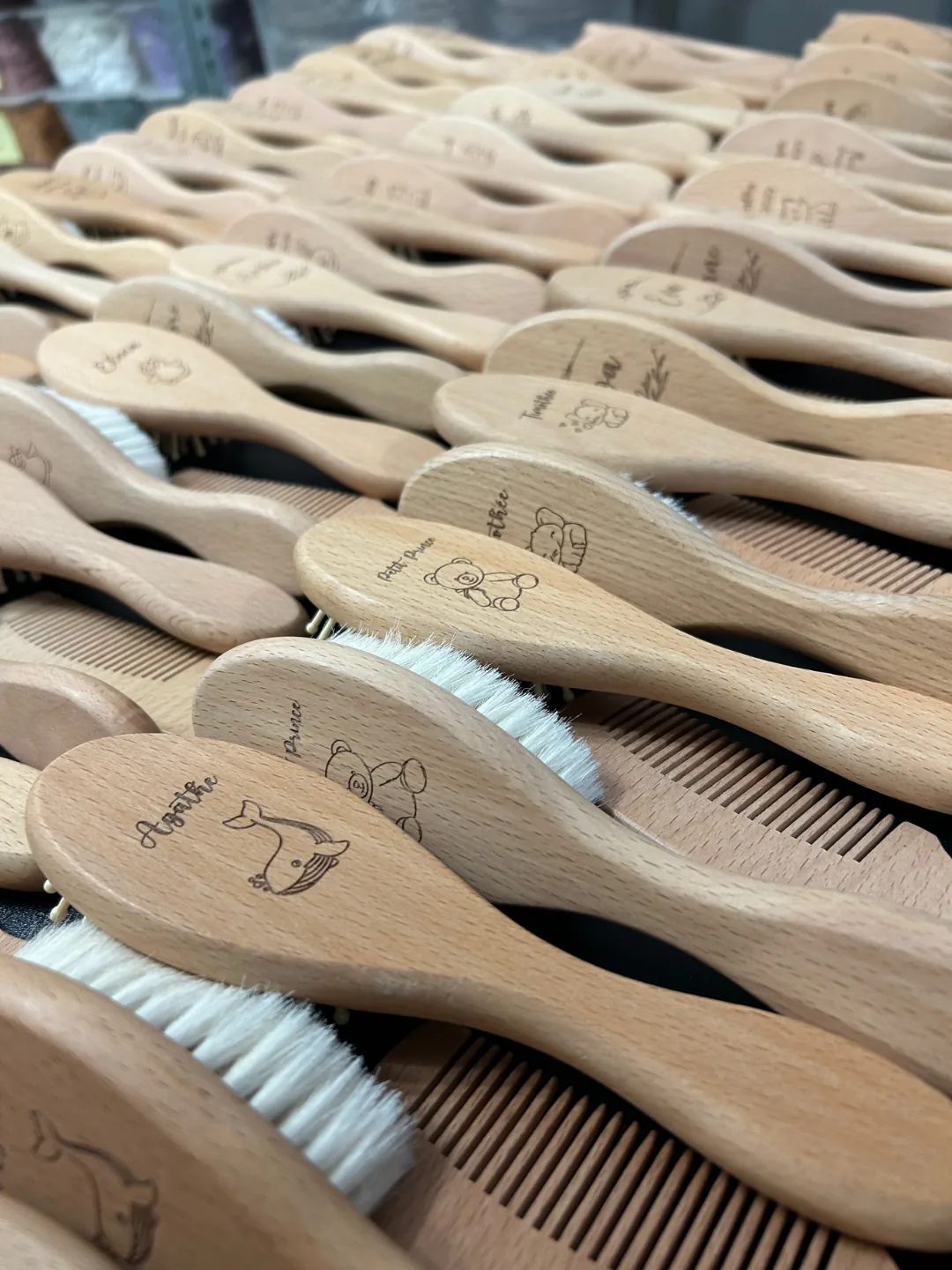 Gravure personnalisée sur une brosse pour bébé, en gros plan