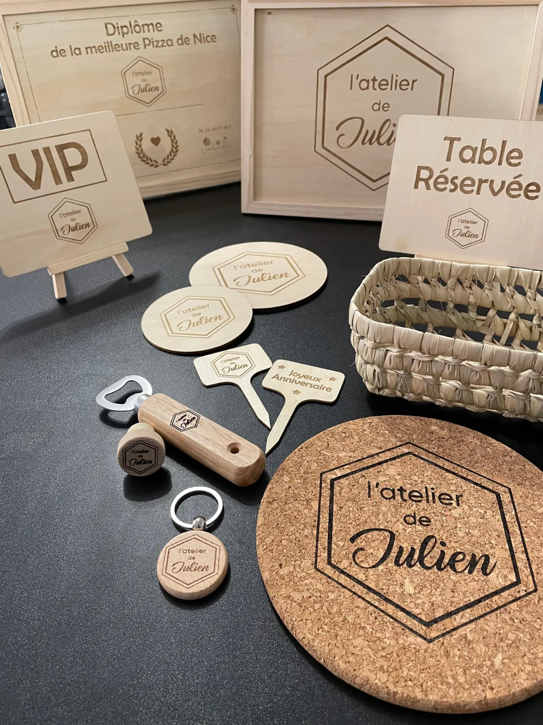 Objets en bois gravés au nom d’un restaurant : chevalets, dessous de verre, décapsuleur