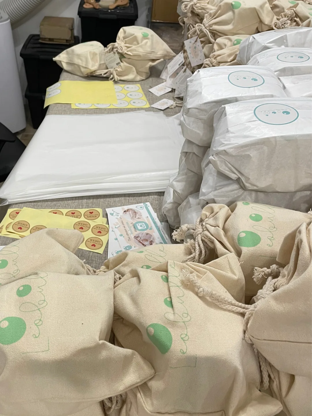Pochons en coton de la marque et colis emballés dans l’atelier
