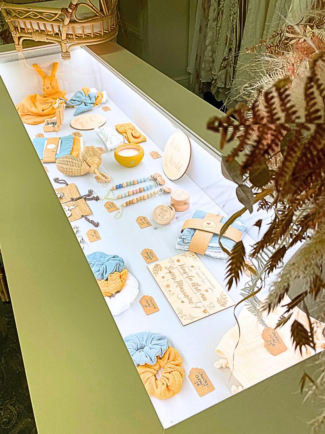 Présentoir de la marque en vitrine d’une boutique