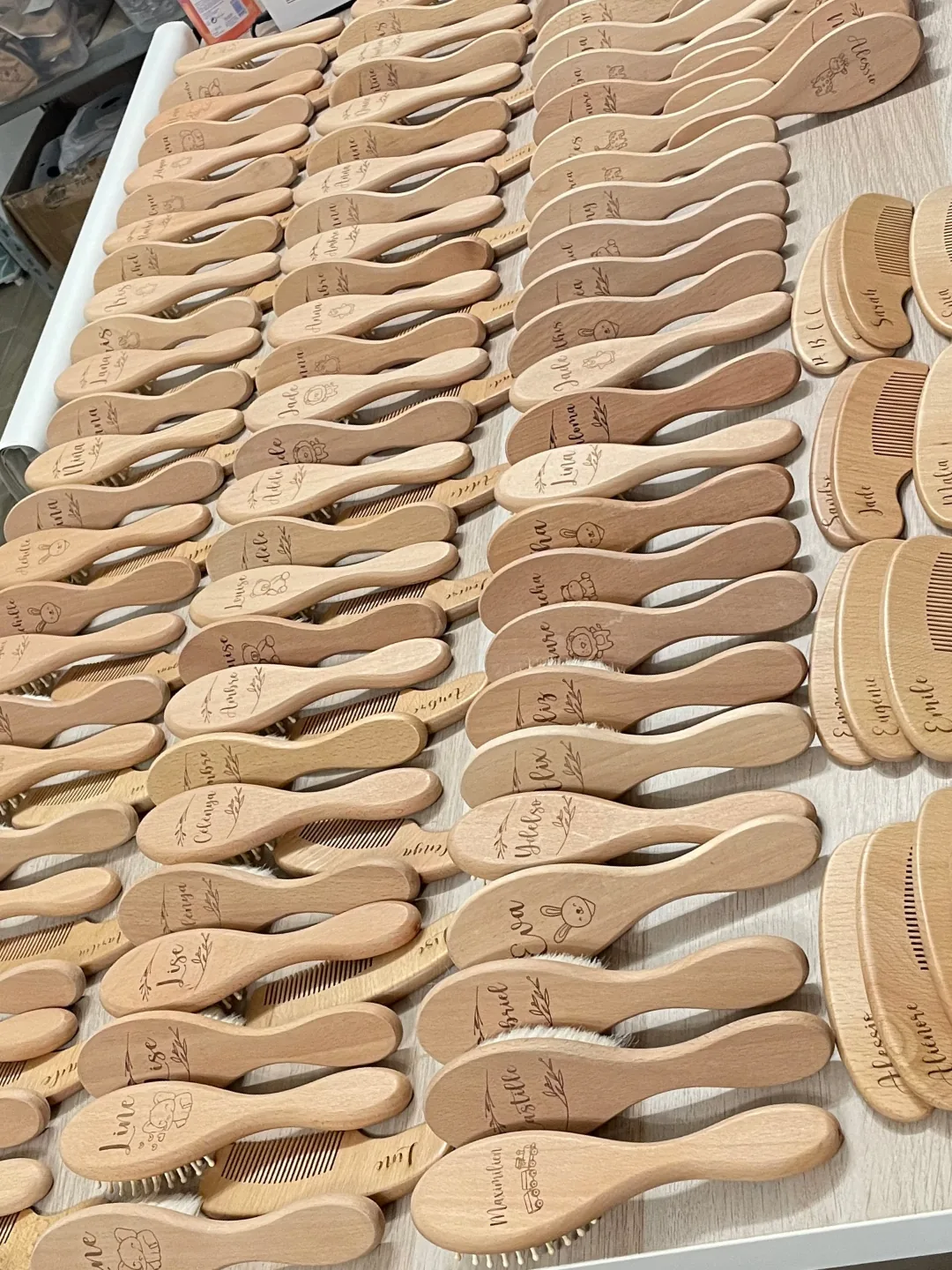 Série de brosses pour bébé personnalisées sur la table de l’atelier