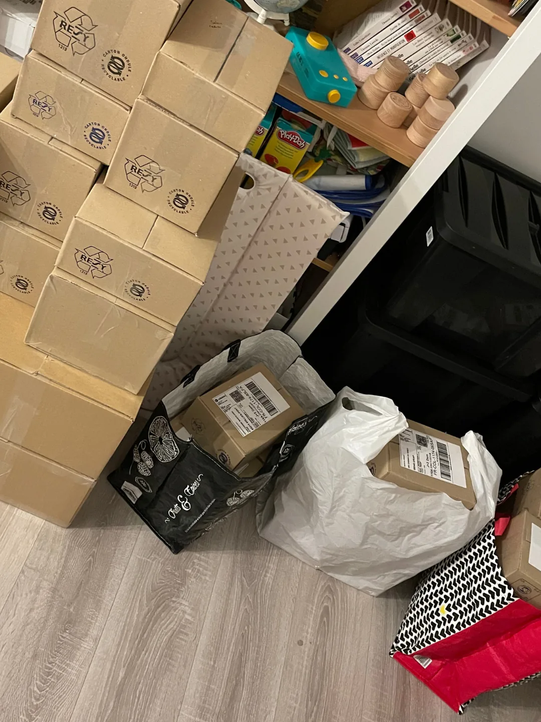 Stock et cartons de commandes au domicile
