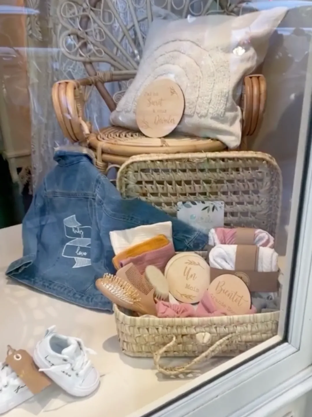 Vitrine d’une boutique revendeur avec un coffret de naissance