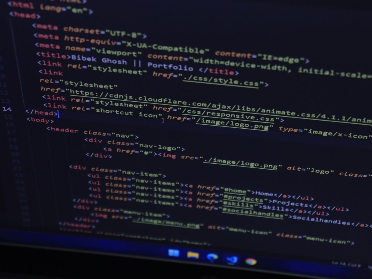 Accessibilité des sites de vente : la DGCCRF contrôle, et la moitié des sites sont en défaut Du code HTML affiche sur un ecran d ordinateur