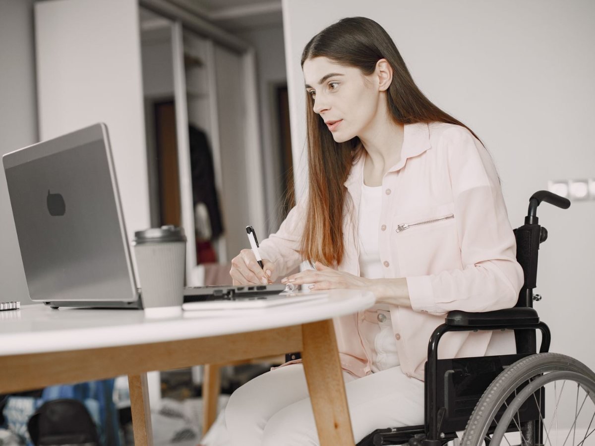 Accessibilité des sites de vente : la DGCCRF contrôle, et la moitié des sites sont en défaut Une femme en fauteuil roulant travaille a son bureau sur un ordinateur