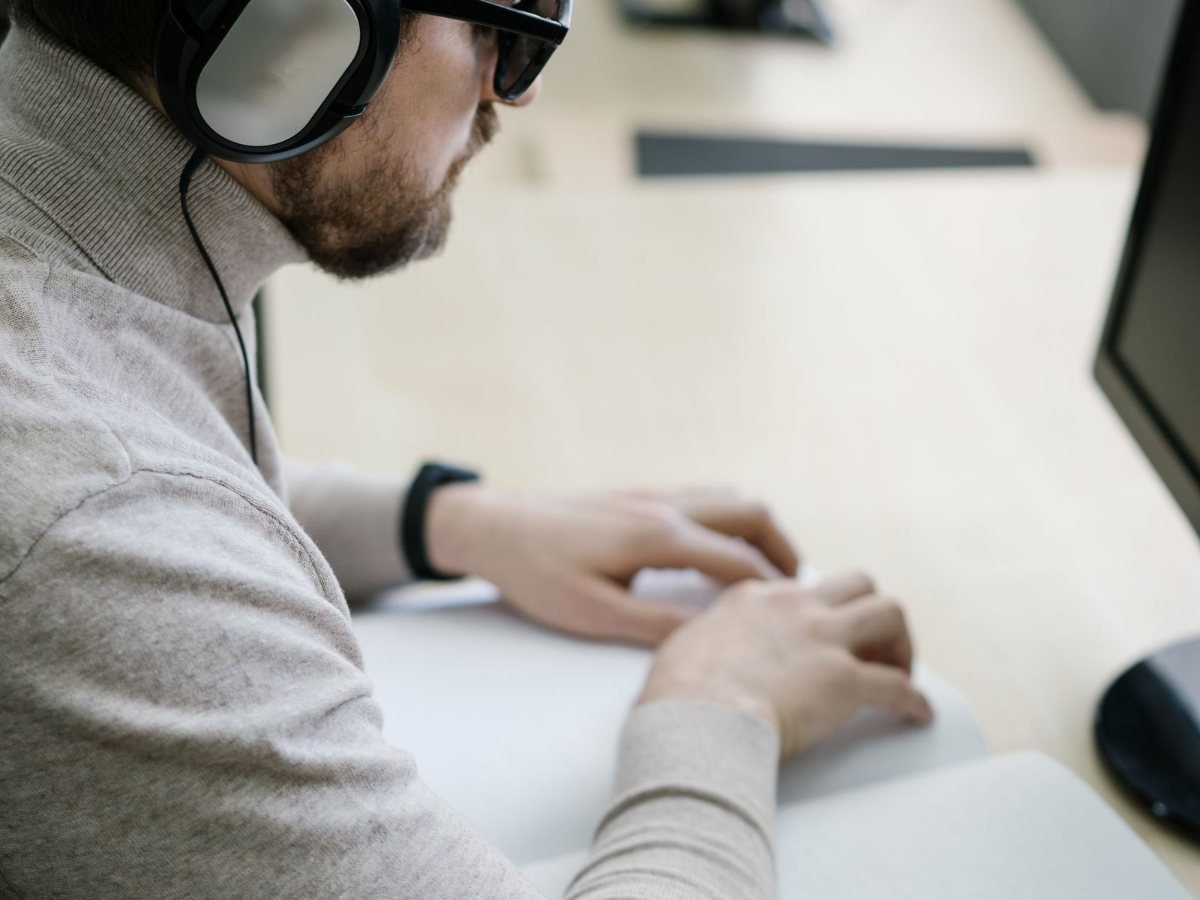 Accessibilité des sites de vente : la DGCCRF contrôle, et la moitié des sites sont en défaut Un homme utilise un document en braille a cote d un ordinateur