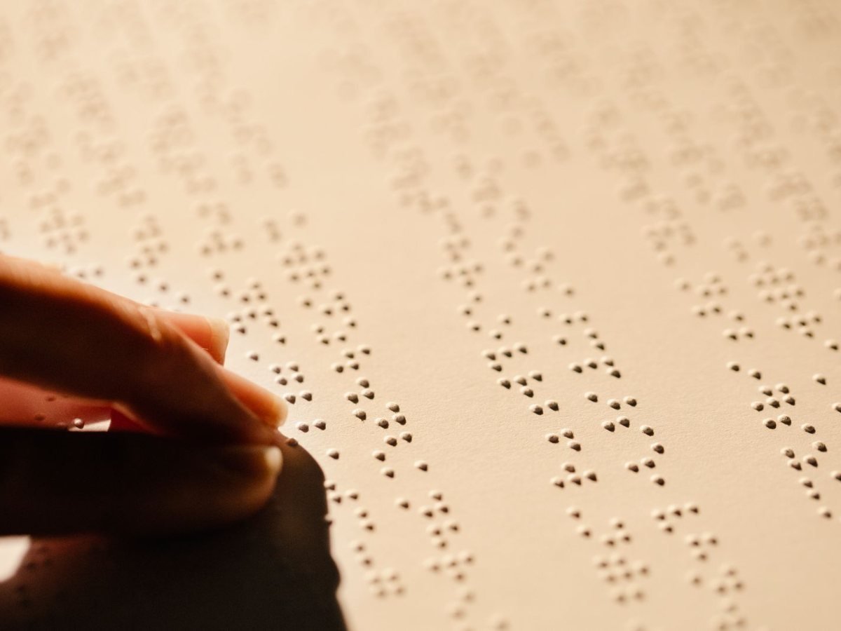 Accessibilité des sites de vente : la DGCCRF contrôle, et la moitié des sites sont en défaut Une main lit un texte en braille
