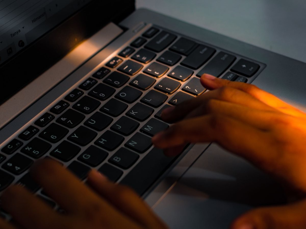Accessibilité des sites de vente : la DGCCRF contrôle, et la moitié des sites sont en défaut Des mains tapent sur le clavier d un ordinateur portable