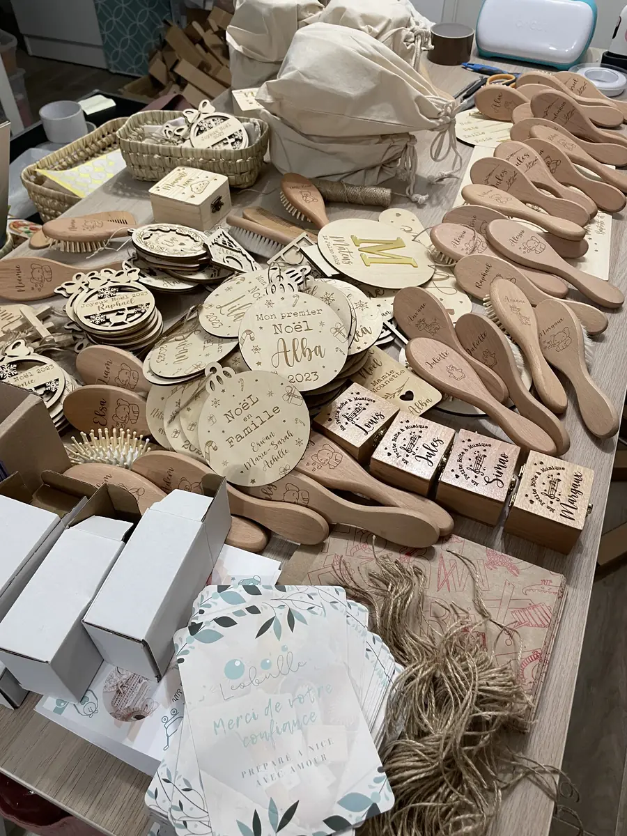 Table de personnalisation : brosses gravées, boîtes à musique et disques en bois
