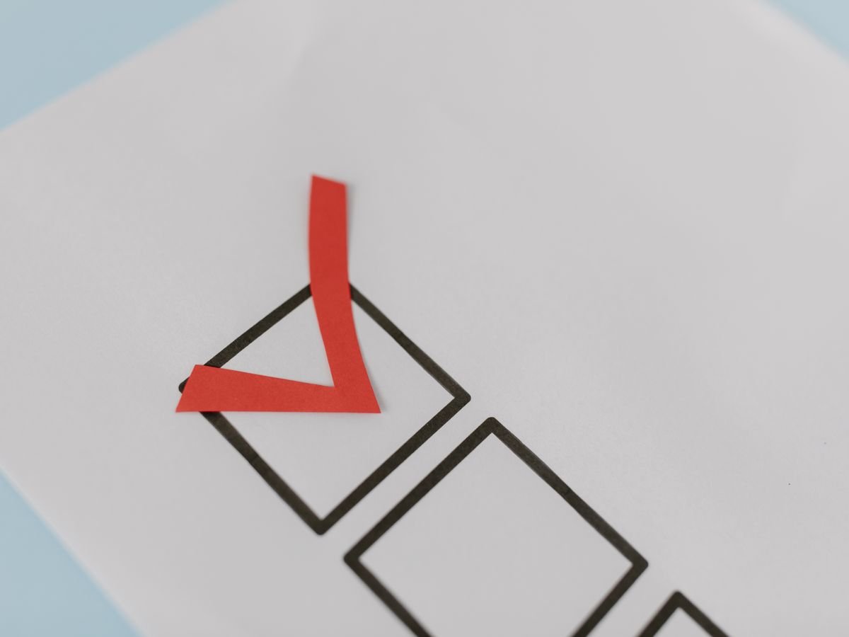 Case cochée d’une marque rouge sur une feuille