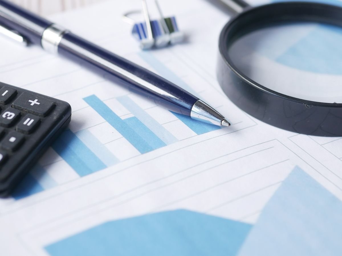 Loupe posée sur des documents chiffrés