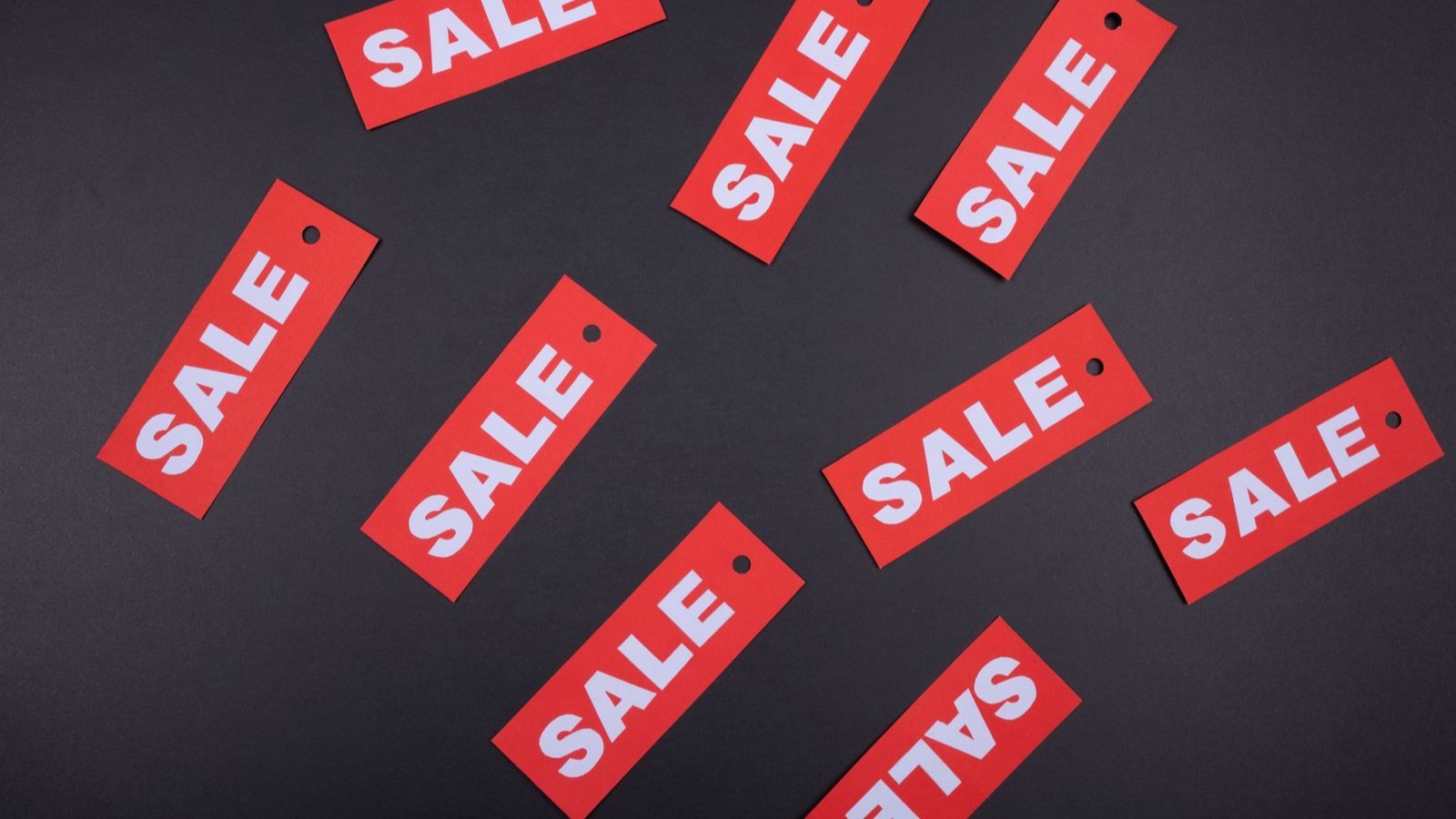 Des etiquettes de soldes rouges vues de dessus