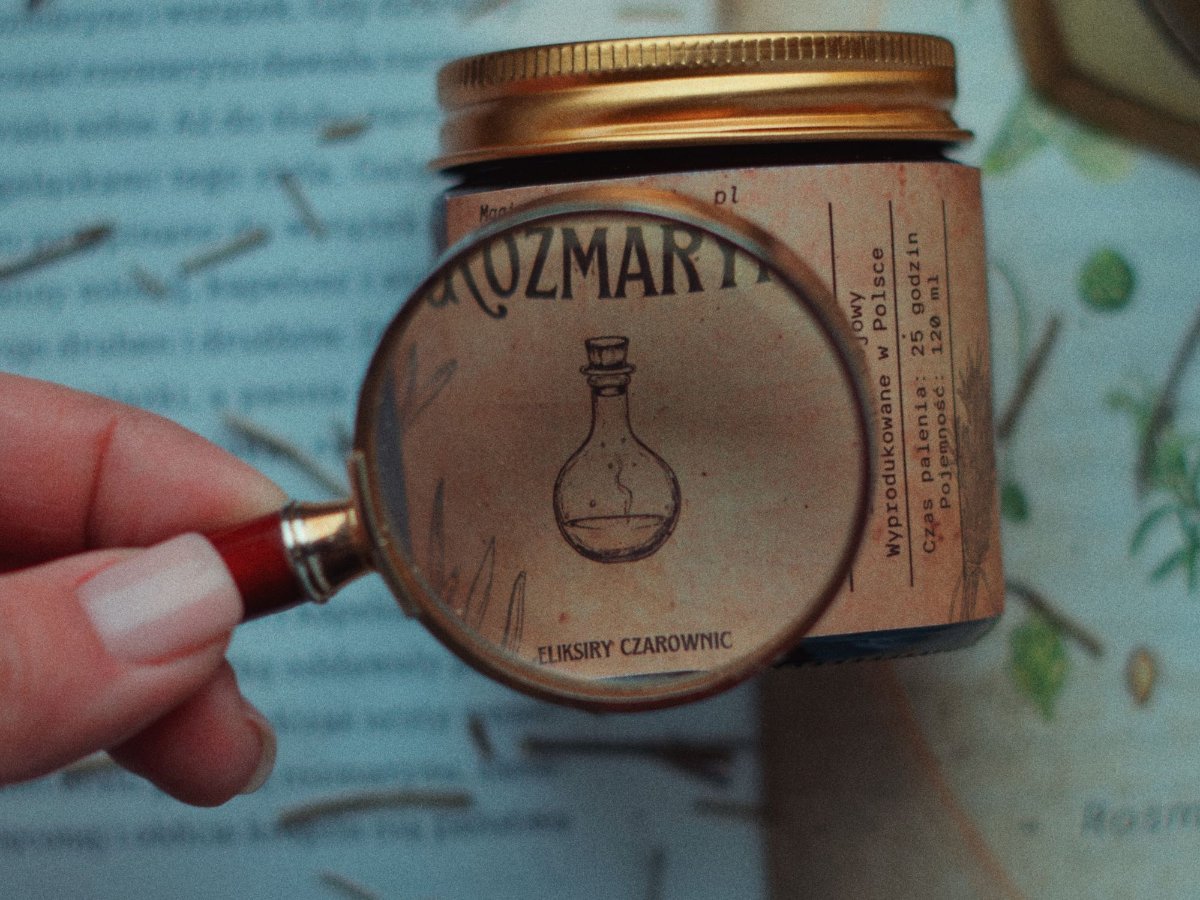 Une bougie artisanale avec son étiquette