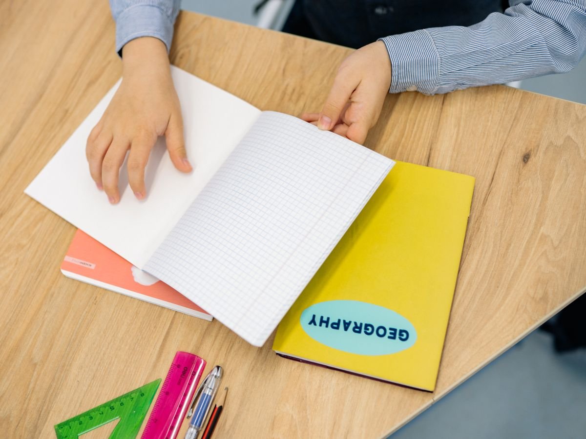 Carnet ouvert sur une table de travail