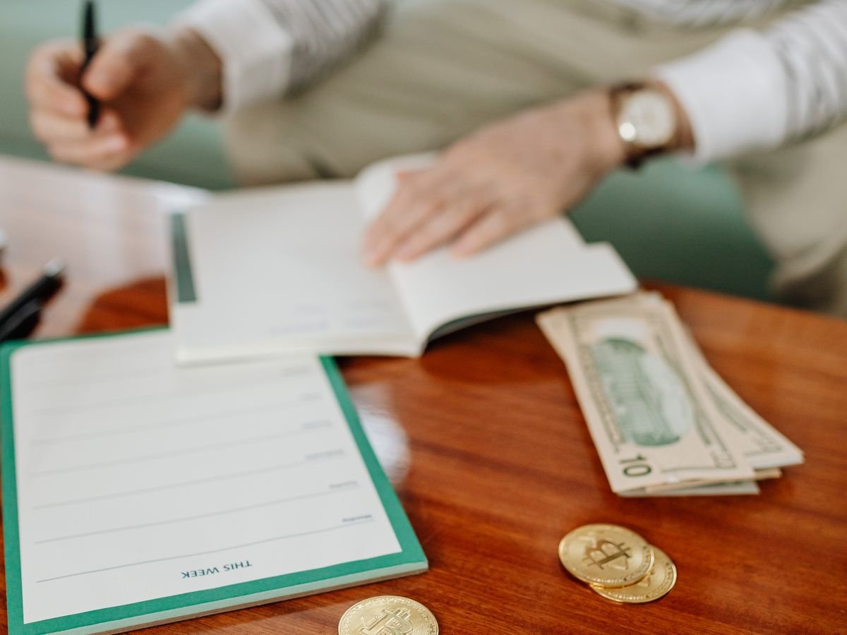 Carnet, stylo et billets posés sur une table