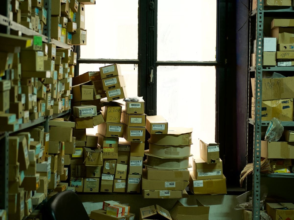 Étagères de stockage remplies de cartons