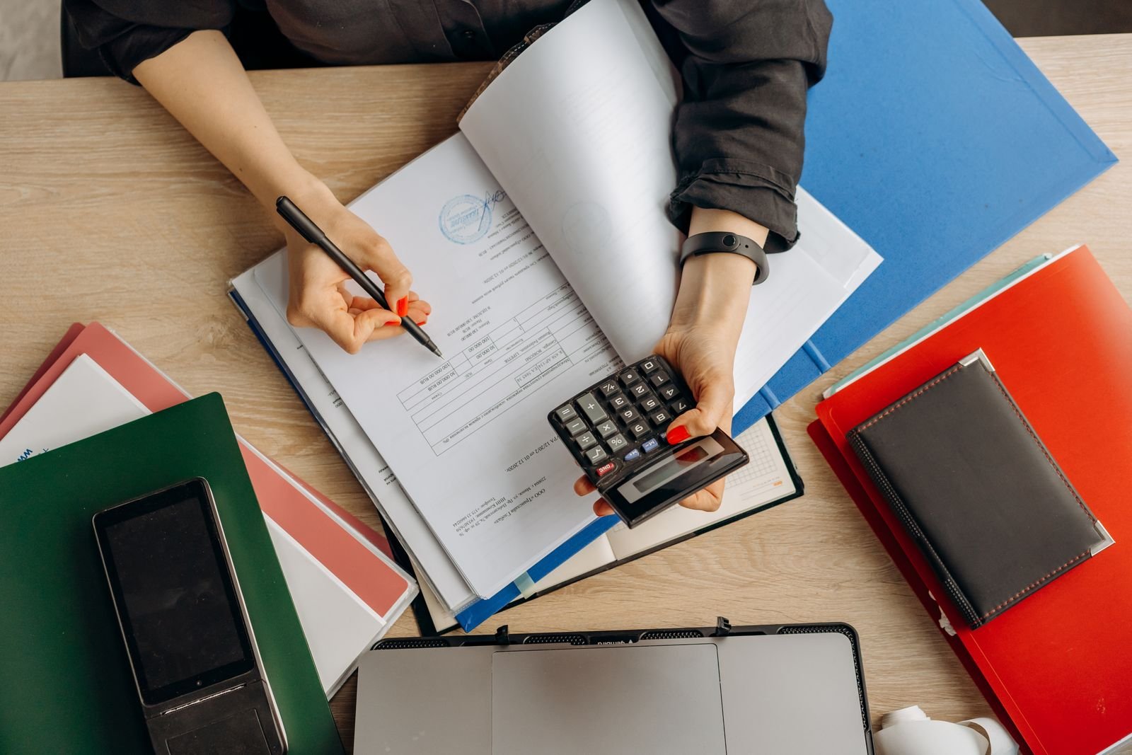 Vérification de chiffres à la calculatrice sur des documents