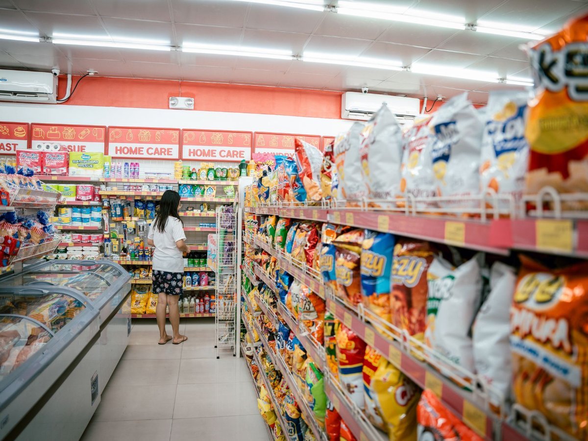 Une cliente parcourt les rayons d’un magasin