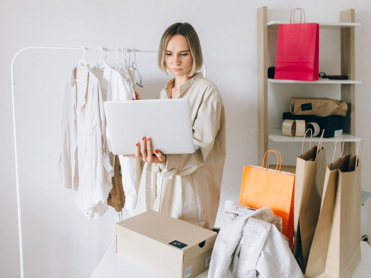 Une femme fait des achats en ligne sur un ordinateur portable