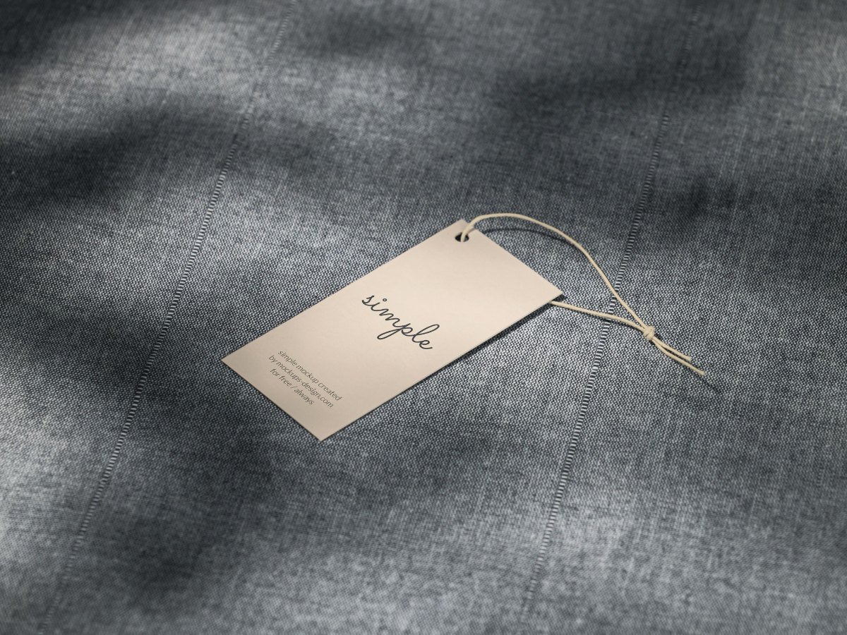 Une etiquette de vetement posee sur un tissu gris
