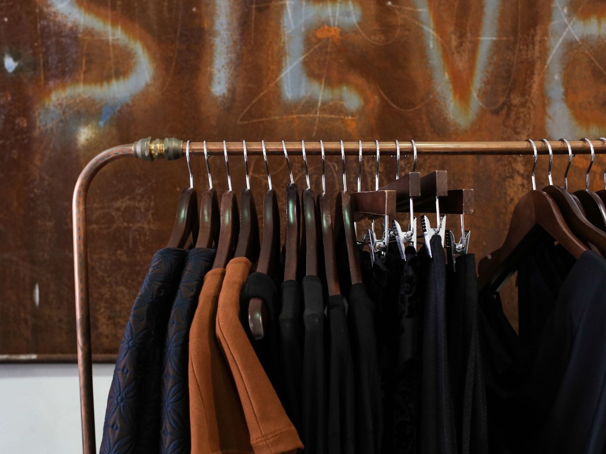 Un portant de vetements dans une boutique