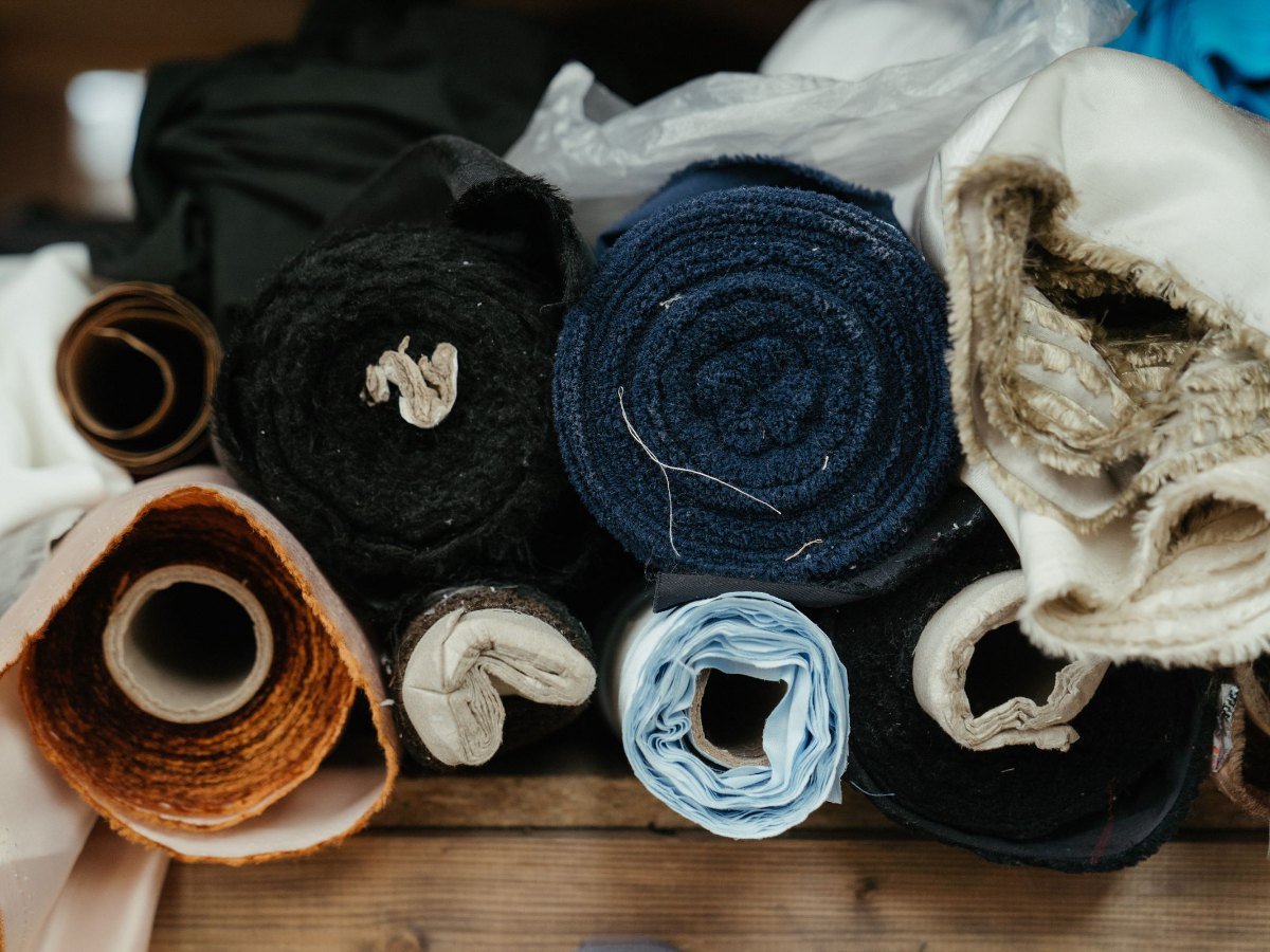 Des rouleaux de tissu dans un atelier