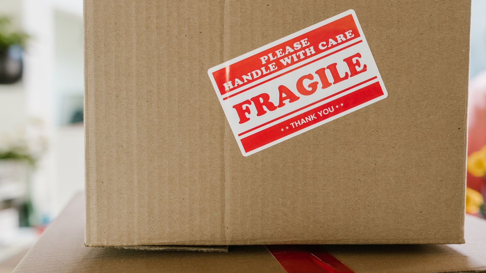 Carton d’expédition portant une étiquette fragile