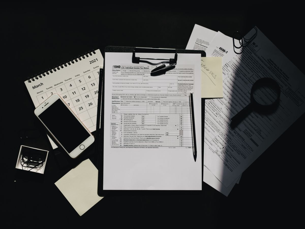 Bloc-notes et stylo sur un plan de travail sombre