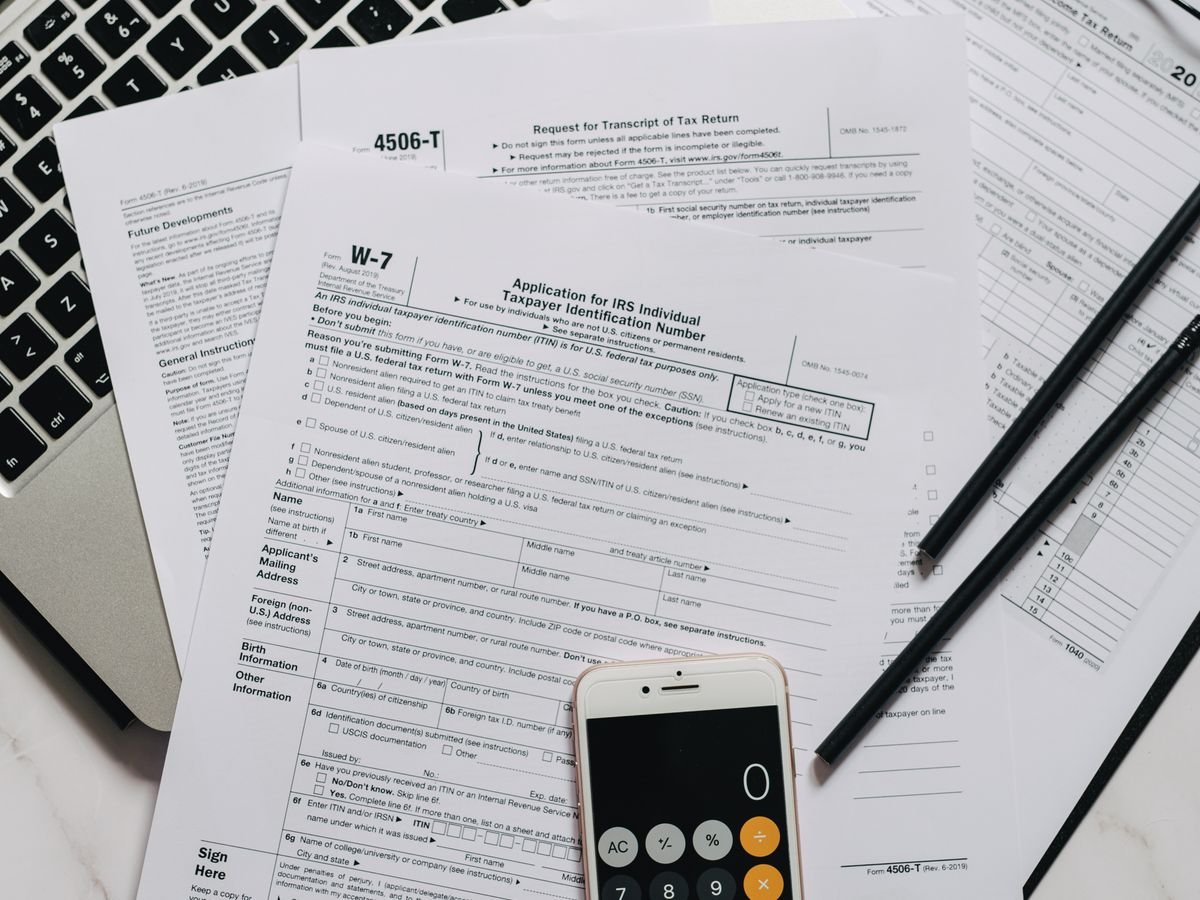 Documents administratifs posés sur un bureau