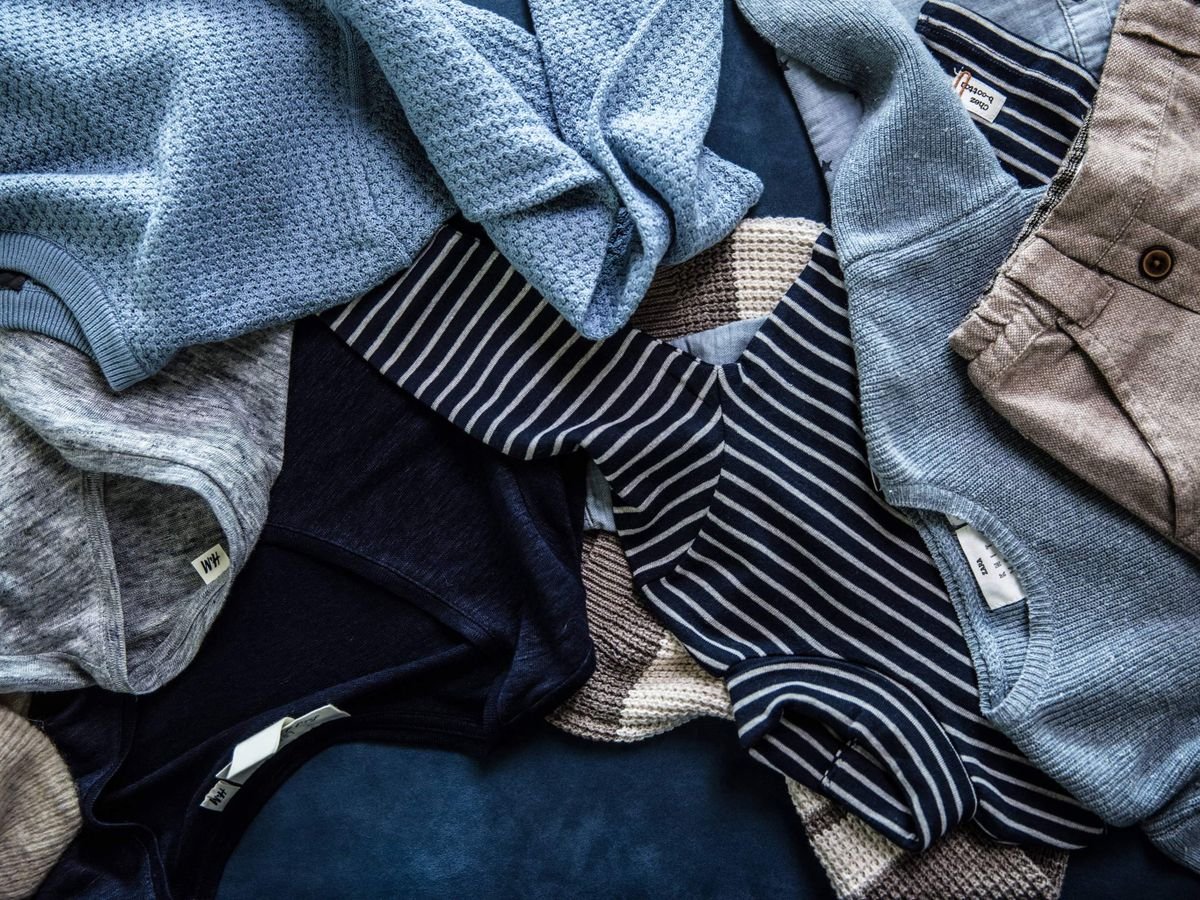 Vêtements empilés en vrac