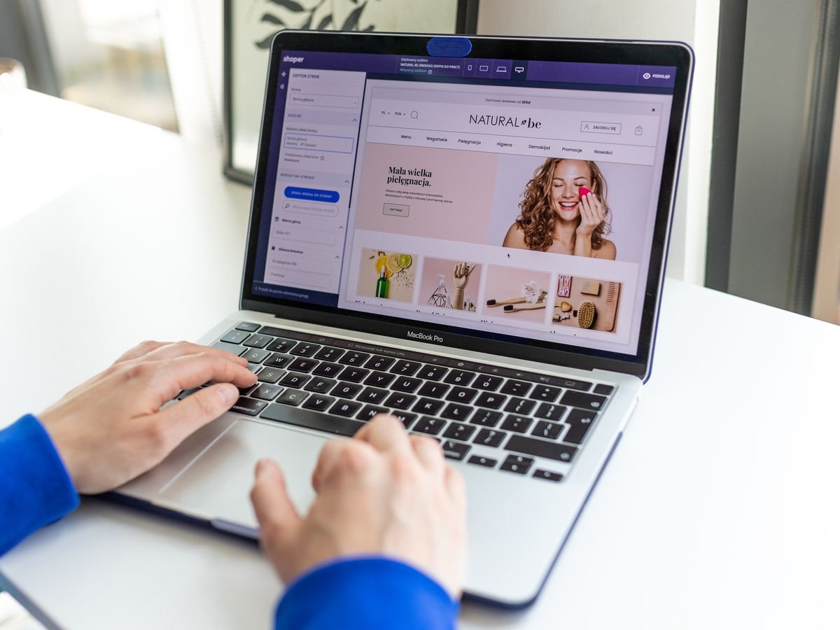 Le dropshipping vu du vendeur : ce dont vous répondez vraiment Commande passée sur une boutique en ligne depuis un ordinateur portable