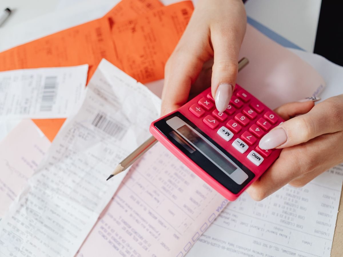 Le dropshipping vu du vendeur : ce dont vous répondez vraiment Calculatrice et papiers posés sur un bureau