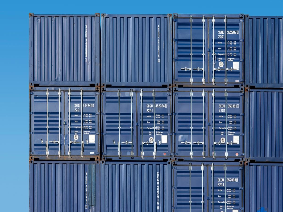 Le dropshipping vu du vendeur : ce dont vous répondez vraiment Conteneurs maritimes empilés dans un port