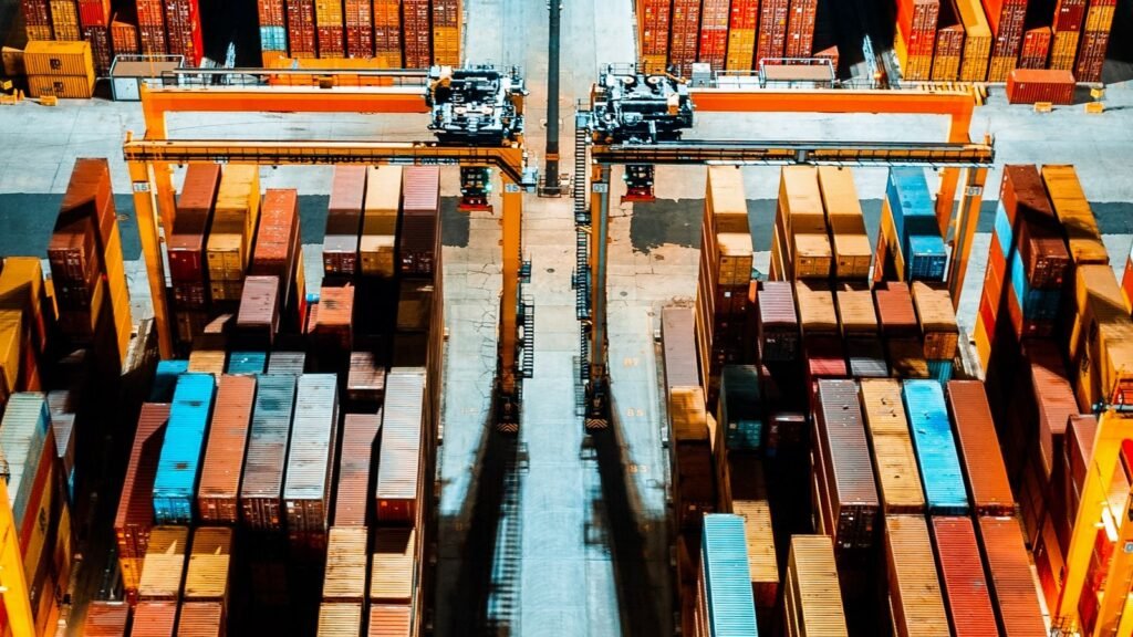 Le dropshipping vu du vendeur : ce dont vous répondez vraiment Allées de stockage dans un entrepôt logistique