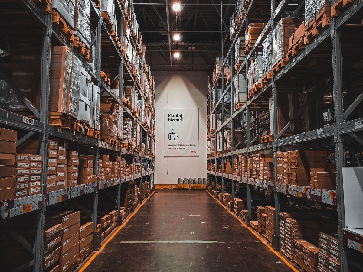 Une allée d’entrepôt avec des piles de cartons
