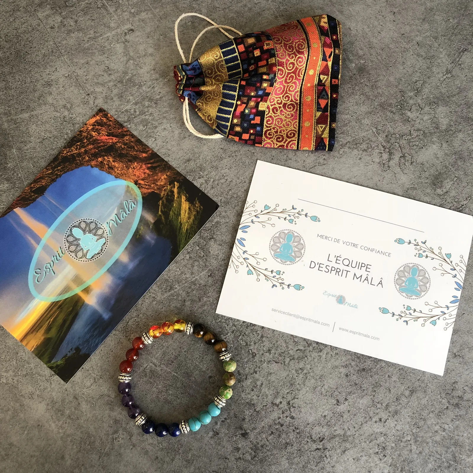 Bracelet chakras présenté avec sa pochette, sa carte de marque et sa carte de remerciement