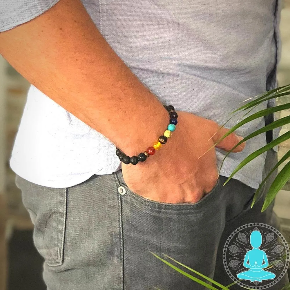 Bracelet de pierres aux sept couleurs des chakras porté au poignet