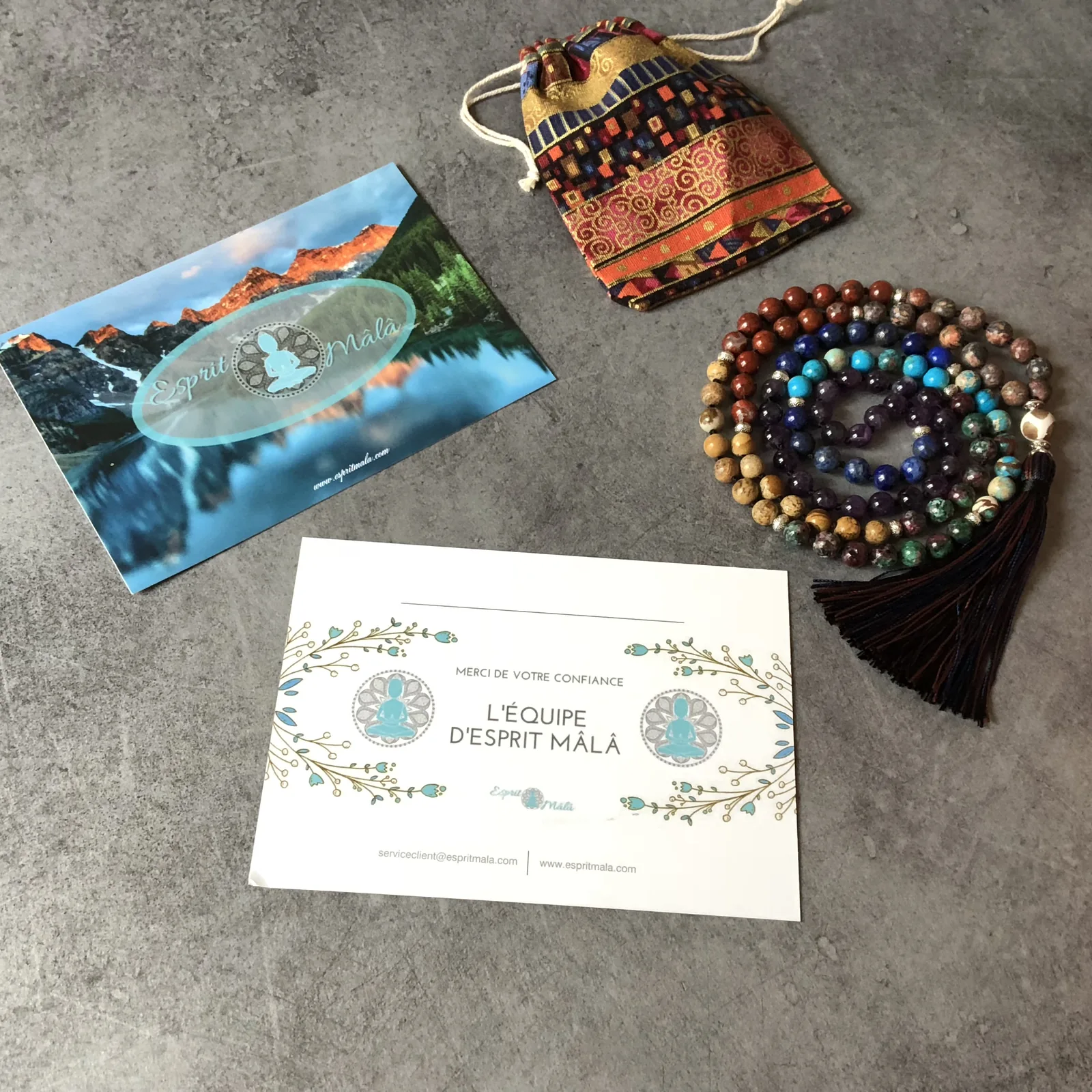 Mâlâ à pompon présenté avec sa pochette et sa carte de remerciement