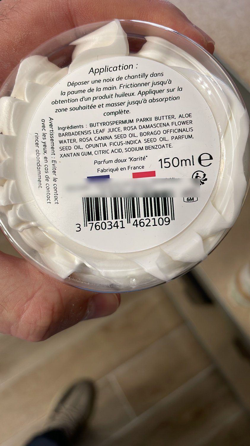Dos d’un pot de cosmétique avec la liste des ingrédients, la contenance et le code-barres